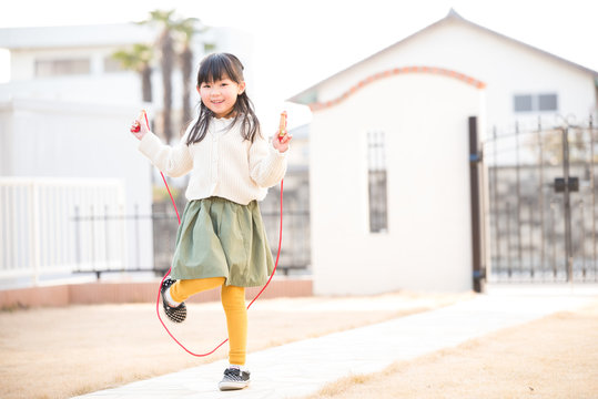 縄跳びをする小学生の女の子