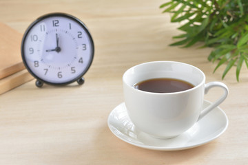 コーヒー　時計　書類


