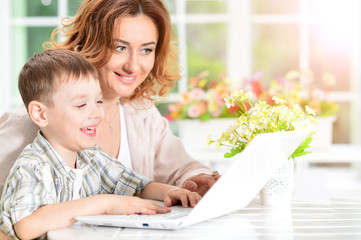 Obraz na płótnie Canvas Mother and son using laptop 