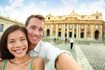Naklejka premium Happy Couple Against St. Peter's Basilica Church