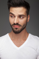 Obraz premium attractive young man looks to side