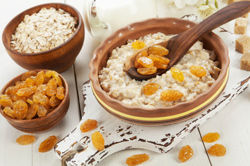 Oatmeal with raisin