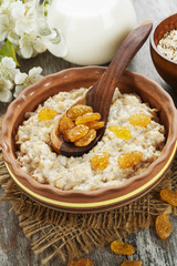 Oatmeal with raisin