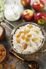 Oatmeal with raisin