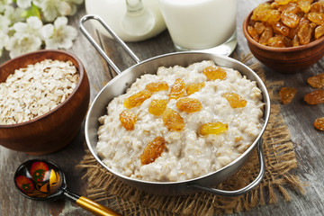 Oatmeal with raisin