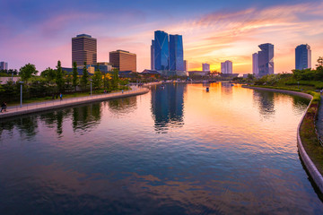 Fototapeta premium Seoul city with Beautiful after sunset, Central park in Songdo International Business District, Incheon South Korea.