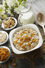 Oatmeal with raisin