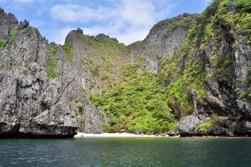 Beach surrounded by rocks (Пляж окруженный скалами)