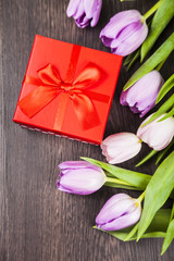 Obraz na płótnie Canvas Bouquet of tulips and a gift