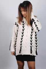 Magnifique femme brune portant un pull en laine 