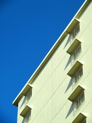 マンションの庇と壁と冬空