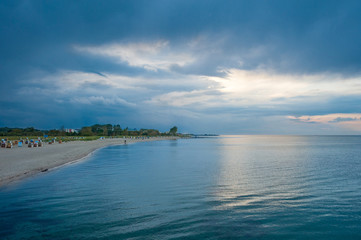 Blick von der Seebr&uuml;cke zum Strand von Heiligenhafen
