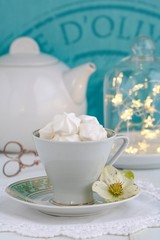 Tischdekoration in Weiß