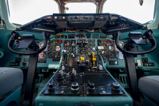 Cockpit aereo di linea in manutenzione