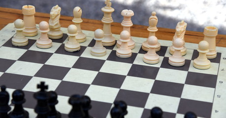 Schwarze und weiße Schachfiguren zu Spielbeginn © thauwald-pictures