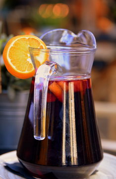Dunkelrote Sangr&iacute;a in einer Glaskaraffe mit Orangenscheibe