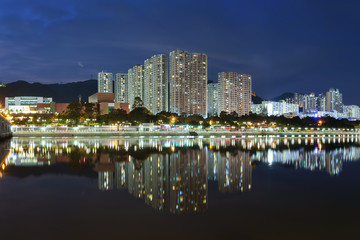 Obraz premium High rise residential building in Hong Kong city at night