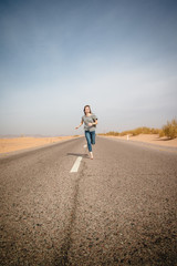 Obraz premium Girl have fun on the road in a desert