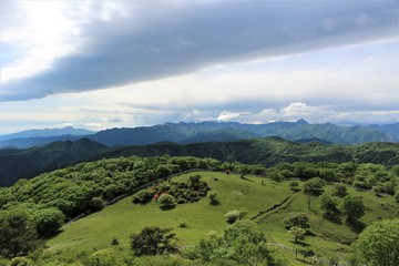 横根高原から望む赤城山と皇海山