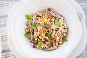 Risotto integrale con funghi e prezzemolo 
