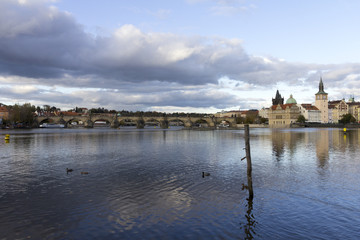 Obraz premium Charles Bridge with the Vltava river in Prague