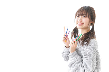 カラフルな色鉛筆を持つ女性