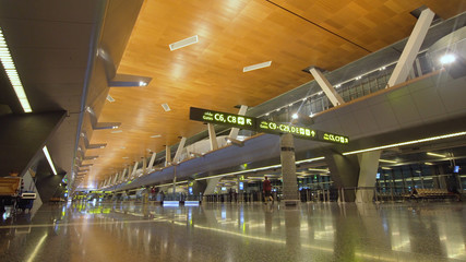 Buitenkant van de nieuwe Hamad International Airport in Doha. Binnen de luchthaven met moderne infrastructuur. Terminal op de Hamad International Airport, Qatar.