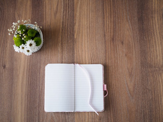 Notizbuch und eine Vase mit Blumen
