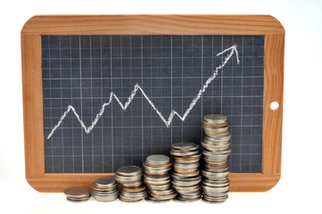 Courbe sur une ardoise avec des pièces de monnaie