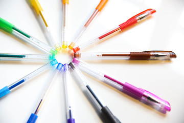 Bunte Stifte auf dem Schreibtisch