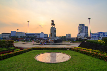Fototapeta na wymiar King Taksin statue at Wongwainyai circle in sunset time / circle panorama at King Taksin statue public landmark in Bangkok