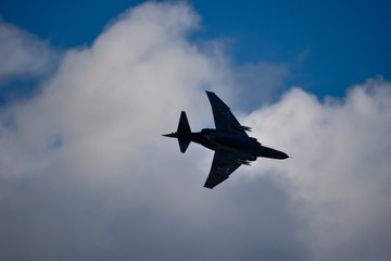 雲を背景にして飛ぶ戦闘機