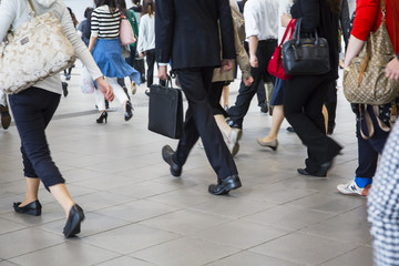 通勤するサラリーマンの足元