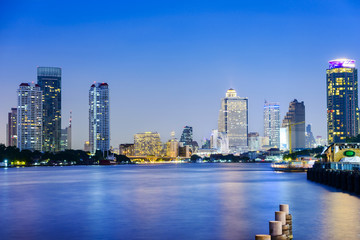 Fototapeta premium Bangkok i rzeka Chao Phraya o zmierzchu. Znajduje się w pobliżu Asiatique The Riverfront Night Market i Asiatique Sky, Bangkok, Tajlandia.