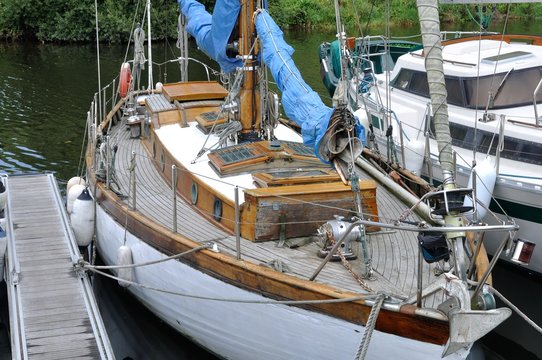 Voilier dans le port de Pontrieux en Bretagne