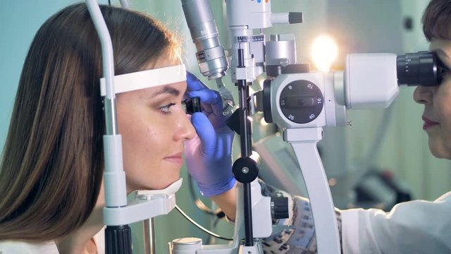 An ophthalmologist confirms good results to a woman during a test. 