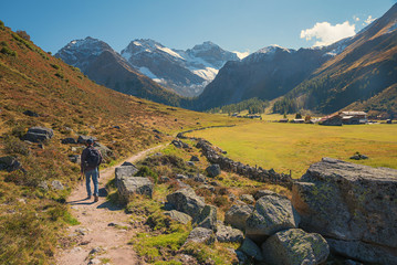 Wanderer im wunderschönen Sertigtal bei Davos