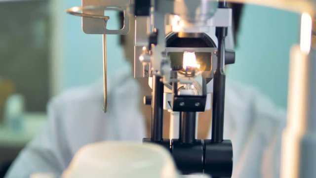 A zooming in shot on a working optical slit lamp. 