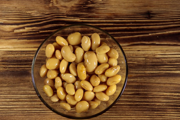 White kidney bean in glass bowl on wooden table