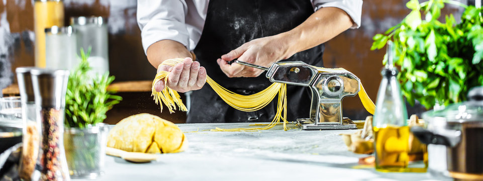 Chefkoch in der K&uuml;che ( Spagetti Zubereitung)