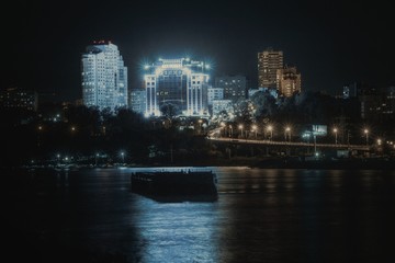 Obraz premium nocny widok na miasto z wodą przed nim i dużą ilością świateł