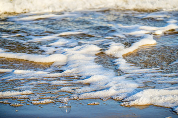 Brandung der Ostsee mit Gischt