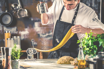 Chefkoch in der Küche ( Teig Zubereitung)