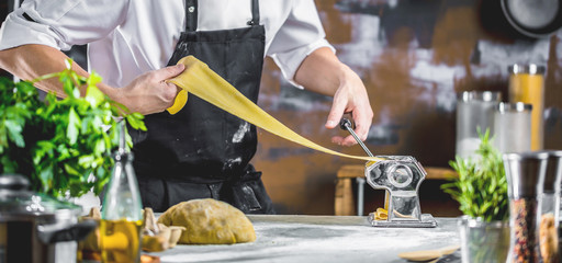 Chefkoch in der Küche ( Teig Zubereitung)