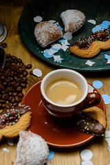 Caffè espresso con biscotti di carnevale