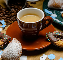Caffè espresso con biscotti di carnevale