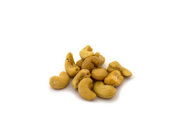 ein haufen cashewkerne auf einem weissen hintergrund