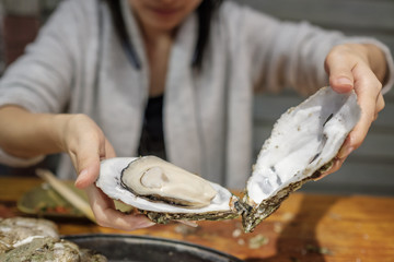 Chinese eat oyster © imphilip