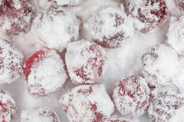 Ягоды брусники в сахарной пудре