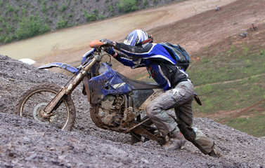 Motocrossfahrer am Steilhang